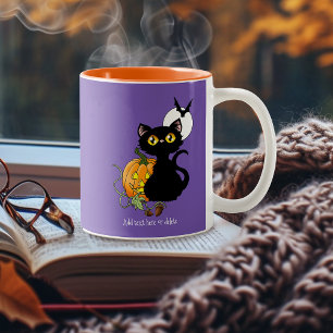 Taza Bicolor Gato negro lindo púrpura espeluznante de Halloween