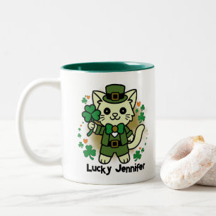 Taza Bicolor Gato sosteniendo un trébol de cuatro hojas con nom
