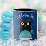 Taza Bicolor Gatos Damas Votan Guión Rústico Feminista Audaz<br><div class="desc">"Mujeres gatas votan". Siéntanse orgullosos y compartan su apoyo a Kamala Harris cada vez que beban de esta linda, divertida y gráfica taza de café feminista. Un lindo ilustracion rústico de gato de campo con tipografía manuscrita en blanco, negro, rojo y azul turquesa sobre un fondo azul marino. Demostrar que...</div>
