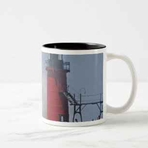 Taza Bicolor Gente en el muelle observa grandes olas rompientes
