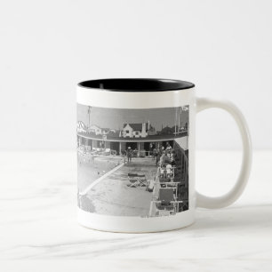 Taza Bicolor Gente que se relaja en la piscina al aire libre