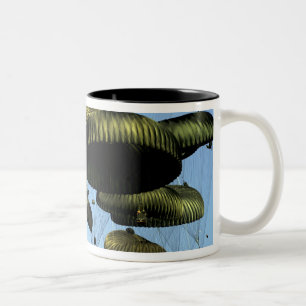 Taza Bicolor Globemaster III de la Fuerza Aérea de los Estados