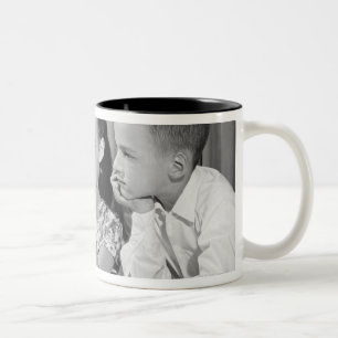 Taza Bicolor Globo de la visión del muchacho y del chica