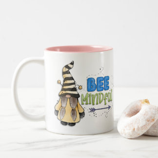 Taza Bicolor Gnome Bee Kind