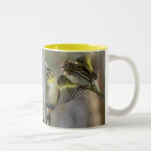 Taza Bicolor Goldfinches en el alimentador