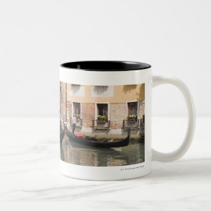 Taza Bicolor Góndolas en un canal, Venecia, Italia