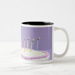 Taza Bicolor Gorra del cumpleaños del gato que lleva que sopla