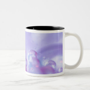 Taza Bicolor Gotas de rocío en abstracto de pétalo de flor. Cré