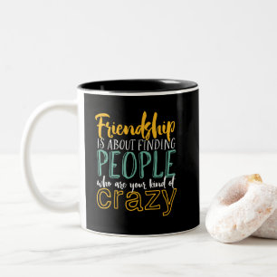 Taza Bicolor Graciosa amistad cita a tu clase de locos amigos