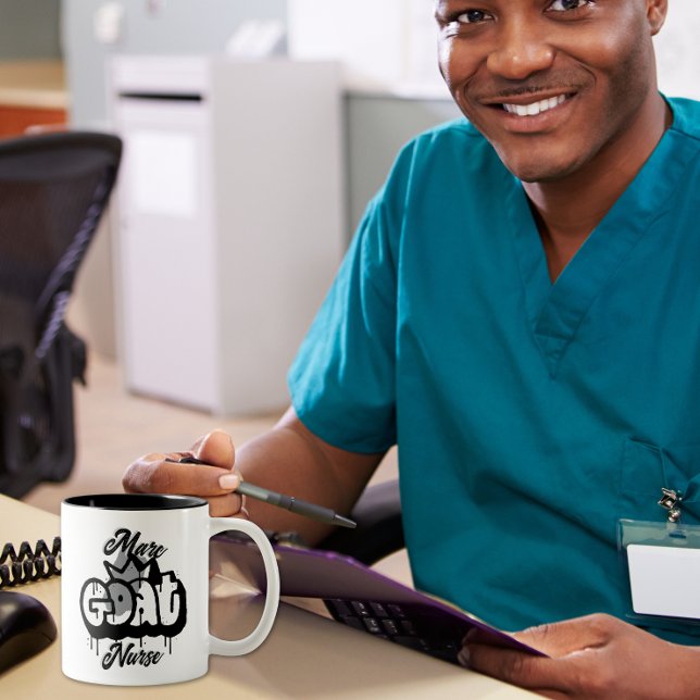 Taza Bicolor Graffiti Style de enfermeras de GOAT (Subido por el creador)