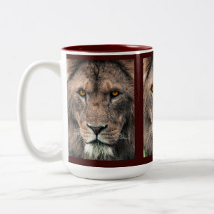 Taza Bicolor Gran contacto de ojos de león africano cercano mas