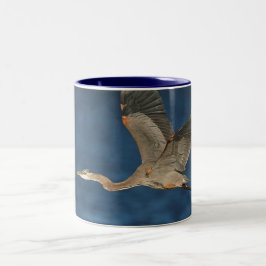 Taza Bicolor Gran garza azul en vuelo de tazón de café de dos t
