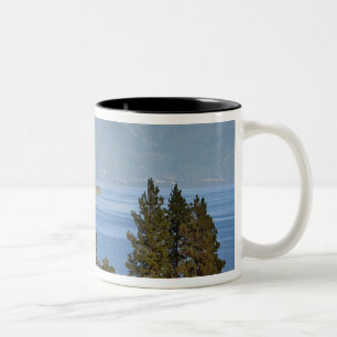 Taza Bicolor Granero rojo se encuentra a lo largo del pintoresc