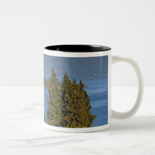Taza Bicolor Granero rojo situado a lo largo del pintoresco lag