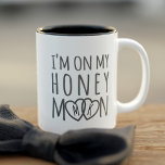 Taza Bicolor Groom On My Honeymoon Monogramado Café Mug<br><div class="desc">Perfecto regalo de boda para el Groom que está en su luna de miel. También puedes añadir tus iniciales al corazón y su nombre.</div>