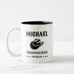 Taza Bicolor Groomsmen personalizados clásicos Gorras de Cowboy<br><div class="desc">Regalos personalizados para padrinos con temática de vaquero occidental. Decorada con gorra de vaquero con letra occidental vintage. El texto y el color son editables utilizando la herramienta de diseño para que se ajuste a su ocasión. Obtén este regalo de personalizar para boda, despedida de soltero, fiesta de compromiso o...</div>