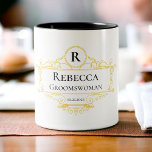 Taza Bicolor Groomswoman con estilo negro y oro<br><div class="desc">Este elegante diseño de tazas de café color negro y dorado presenta un diseño tipográfico inicial,  nombre y fecha para un ambiente minimalista que puede ser fácilmente personalizado.</div>