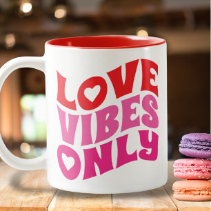 Taza Bicolor Groovy Love Vibes Valentines tipografía rosa roja