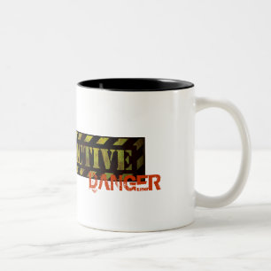 Taza Bicolor Grunge fresco radiactivo de la señal de peligro el