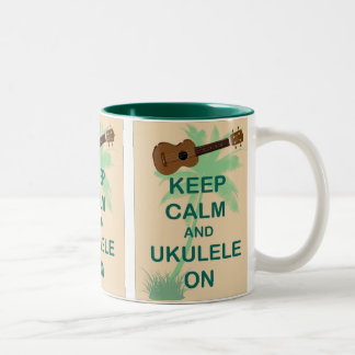 Taza Bicolor Guarde la calma y el Ukulele en la impresión