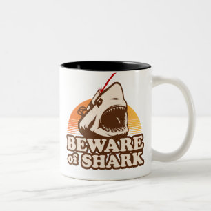 Taza Bicolor Guárdese de tiburones con los rayos laser de