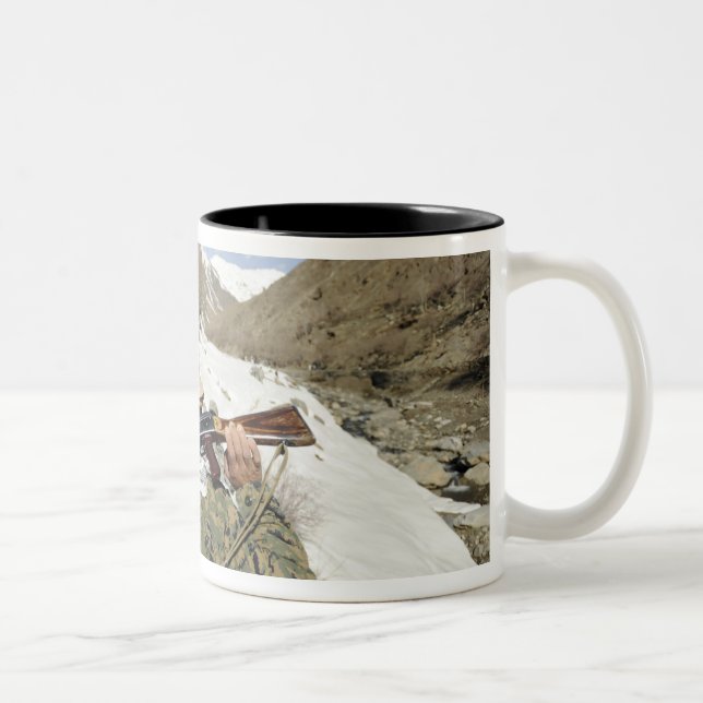 Taza Bicolor Guardia Muyahidines camina con militar estadounide (Derecha)