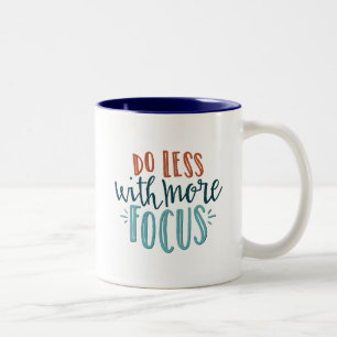 Taza Bicolor Hacer menos con más citas de enfoque