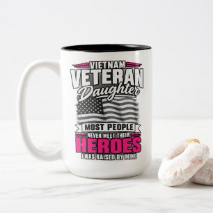 Taza Bicolor Hija de veterano de Vietnam criada por mi héroe or