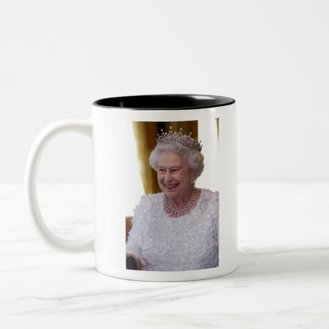 Taza Bicolor HM Queen Elizabeth II Dublin (Izquierda)