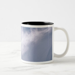 Taza Bicolor Hombre saltando desde una gran cornisa en una snow