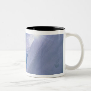 Taza Bicolor Hombre volando por el aire en una snowboard con
