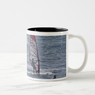 Taza Bicolor Hombres haciendo windsurf
