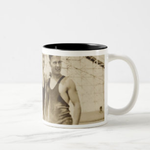 Taza Bicolor Hombres que se colocan en la playa
