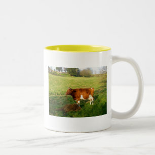Taza Bicolor Hora de la comida para la vaca de Guernesey