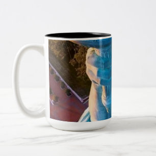 Taza Bicolor Horizonte de la ciudad de Nueva York, antorcha de