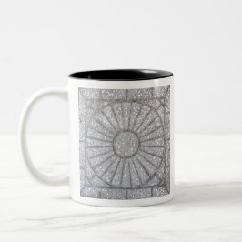 Taza Bicolor Hormigón con un sol tallado en él