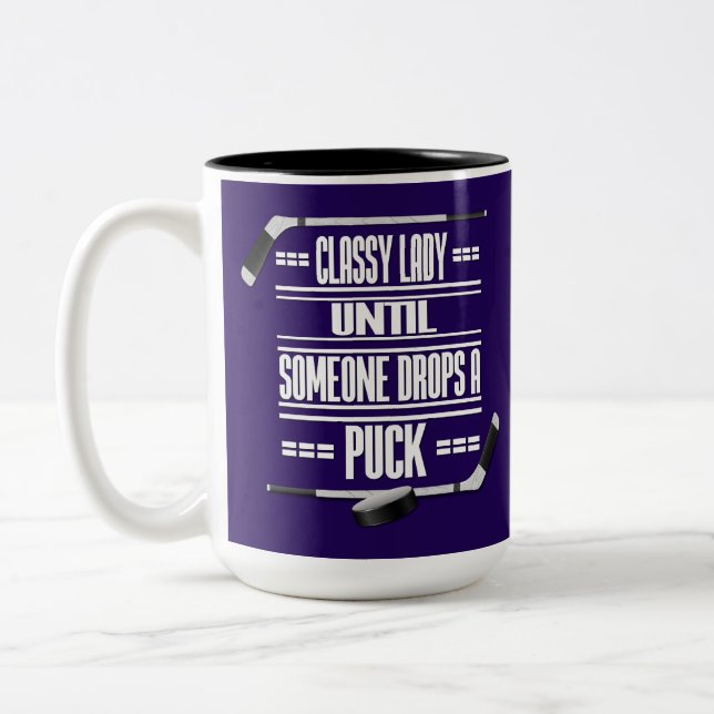 Taza Bicolor Humor de hockey disfrazado morado (Izquierda)