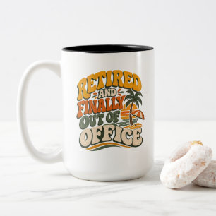 Taza Bicolor Humor de Jubilación Jubilado y Finalmente Fuera de