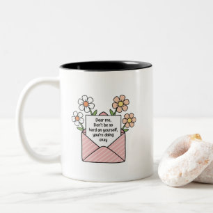 Taza Bicolor Ilustración de cita en sobre floral de amor propio