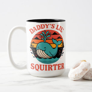 Taza Bicolor Ilustración Retro de Ballena 'Daddy's Lil Squirter