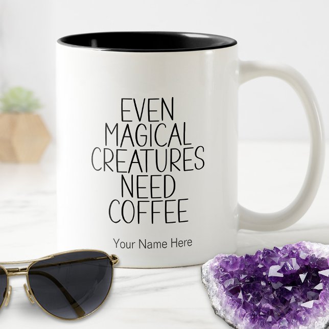 Taza Bicolor Incluso las criaturas mágicas necesitan café metaf (Subido por el creador)
