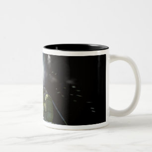 Taza Bicolor Interpretación del artista de una nueva nave