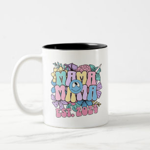 Taza Bicolor Invitación de embarazo de Wildflowers Mama Est 202