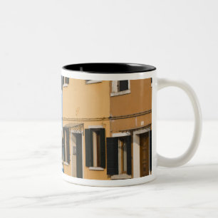 Taza Bicolor Italia, Burano. Fila colorida de casas y vacía