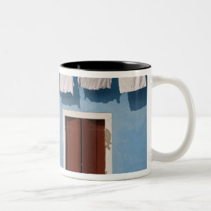 Taza Bicolor Italia, Burano. Ropa tendida y ventanas a lo largo