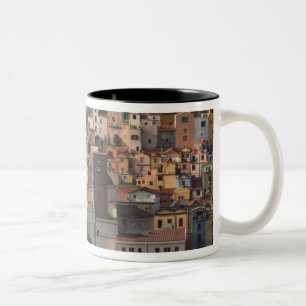 Taza Bicolor Italia, Cerdeña, Bosa. Vista de la ciudad con Cast