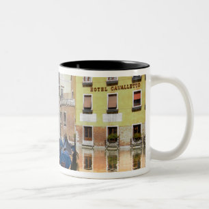 Taza Bicolor Italia, Venecia, góndolas amarradas a lo largo del