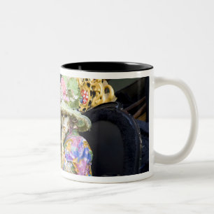 Taza Bicolor Italia, Venecia. Pareja vestida con trajes para
