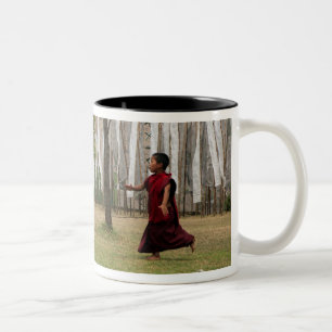 Taza Bicolor Joven monje y banderas de oración