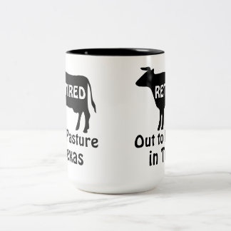 Taza Bicolor Jubilado en el Pasto en Texas Vaca Divertida